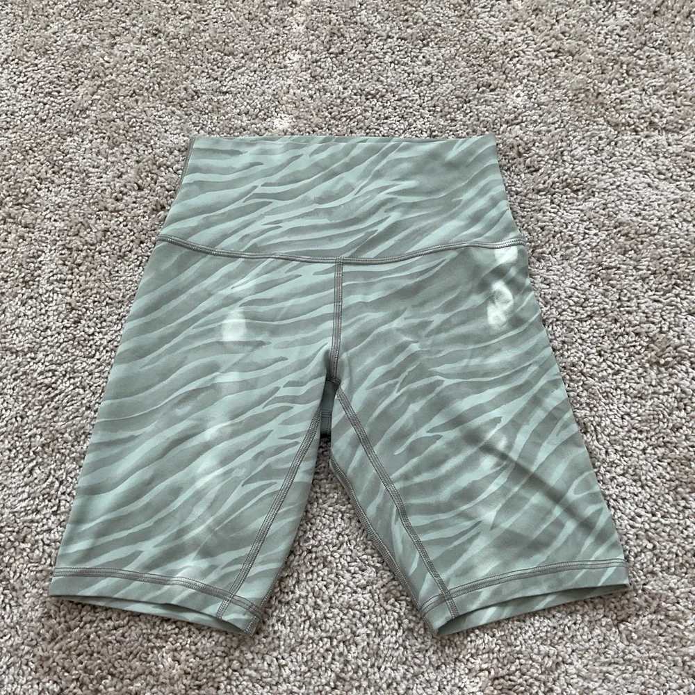 Lululemon Align Short 8” Le Tigre Camo Green Fern Multi Size 4 Bikers Sage Green